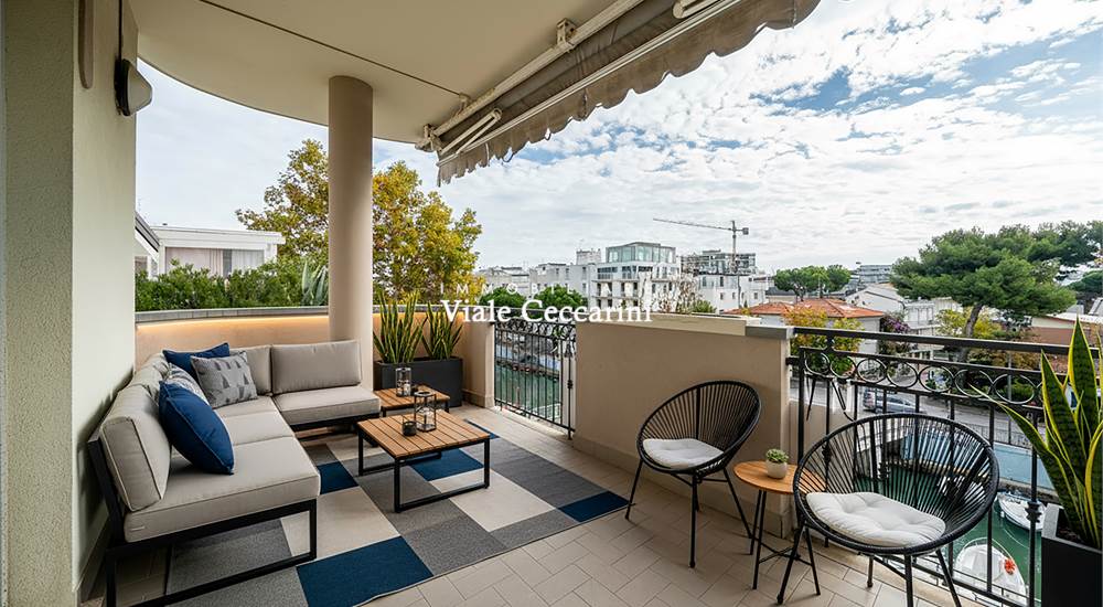 Terrazza zona giorno con arredi