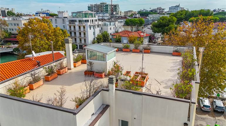 Imperdibile attico con solarium vista mare